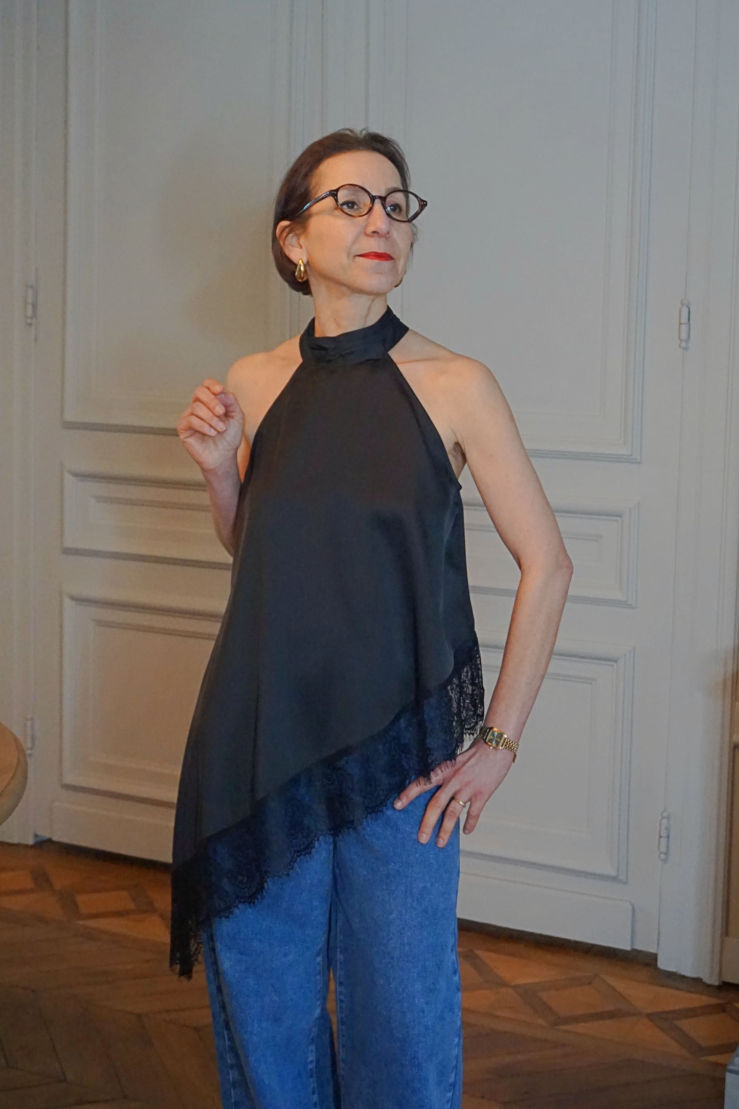 Top satiné noir asymétrique dentelle