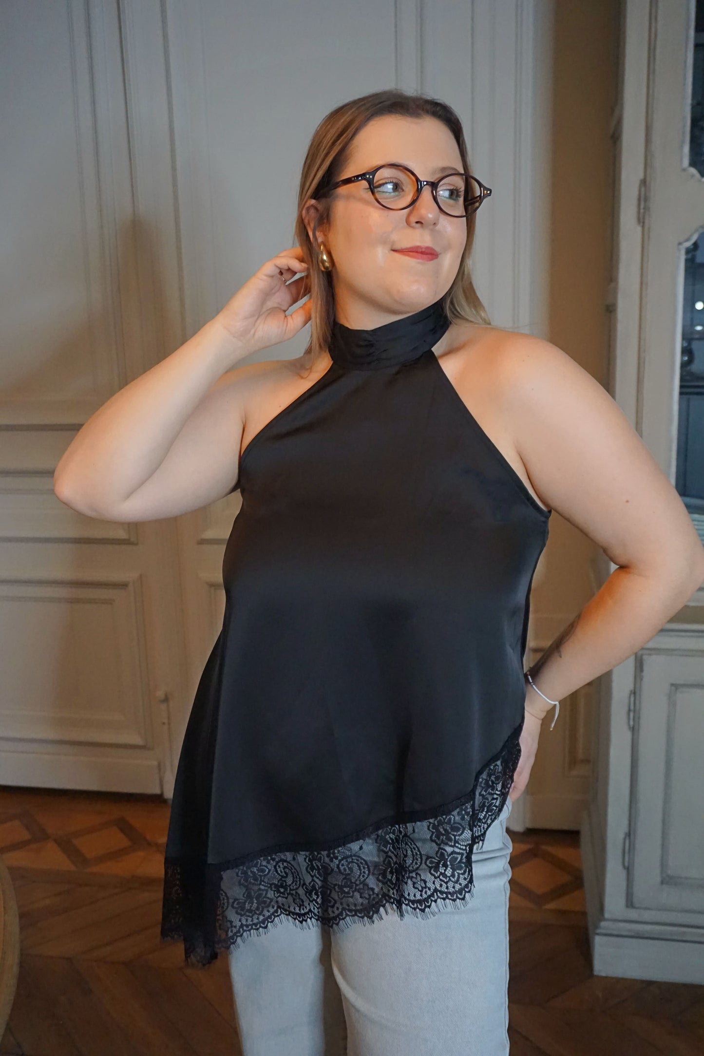 Top satiné noir asymétrique dentelle