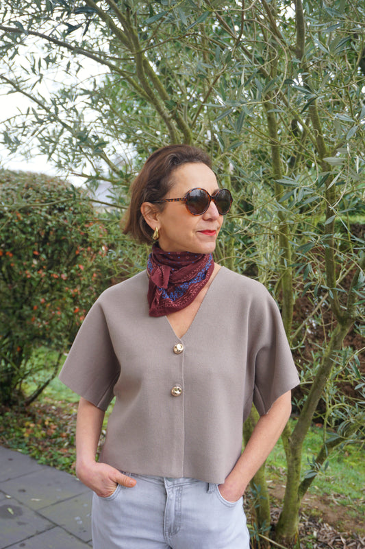 Top taupe ouvert boutons dorés