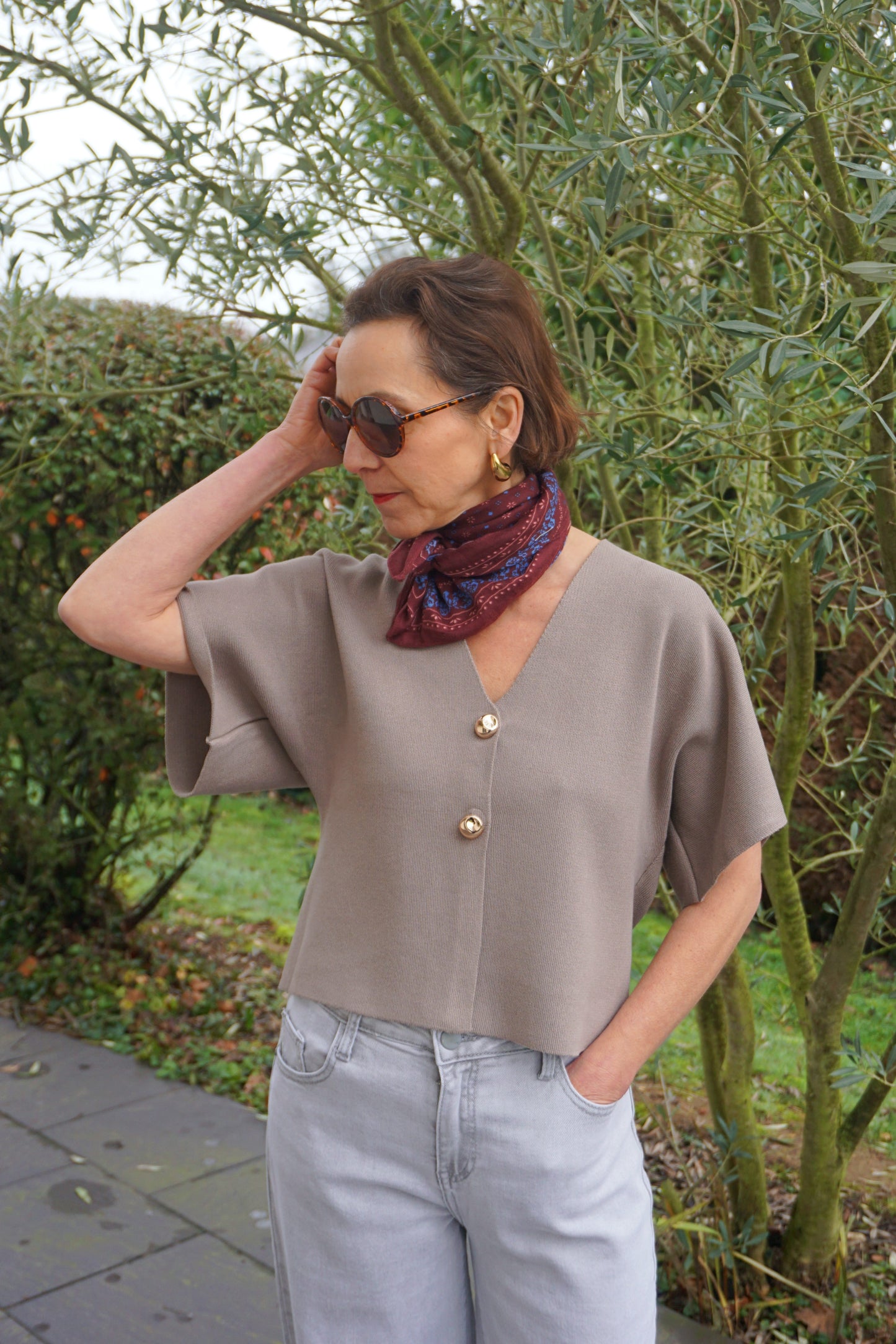 Top taupe ouvert boutons dorés