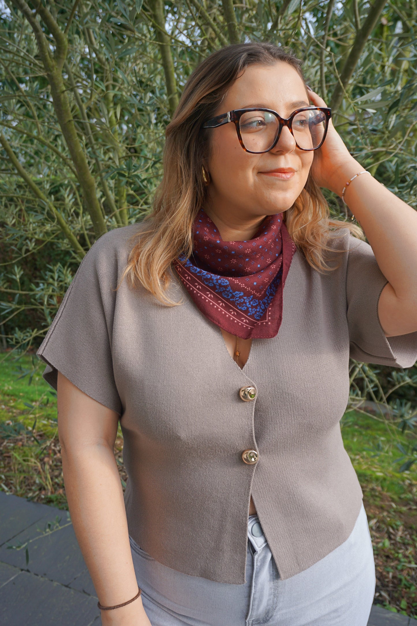 Top taupe ouvert boutons dorés