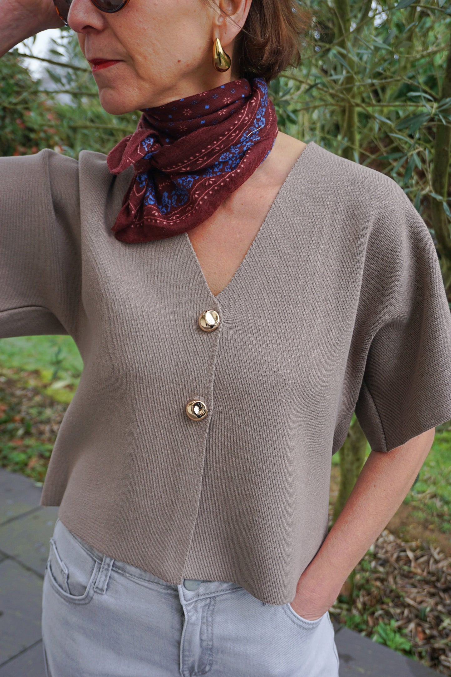 Top taupe ouvert boutons dorés