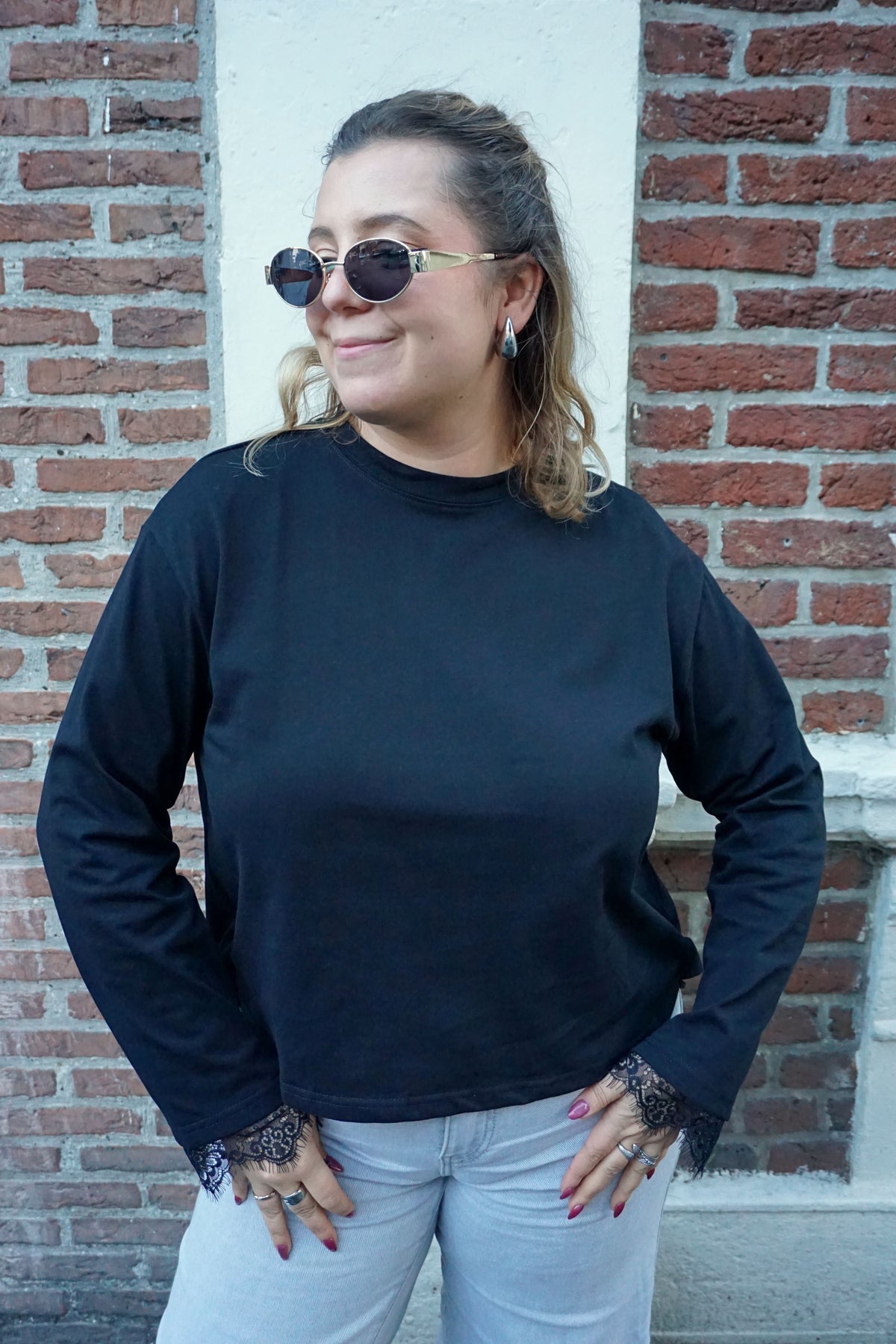 Top tee-shirt noir ouverture dentelle coton