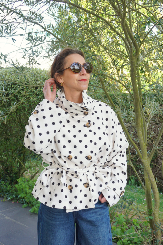 Trench col montant blanc à pois noirs