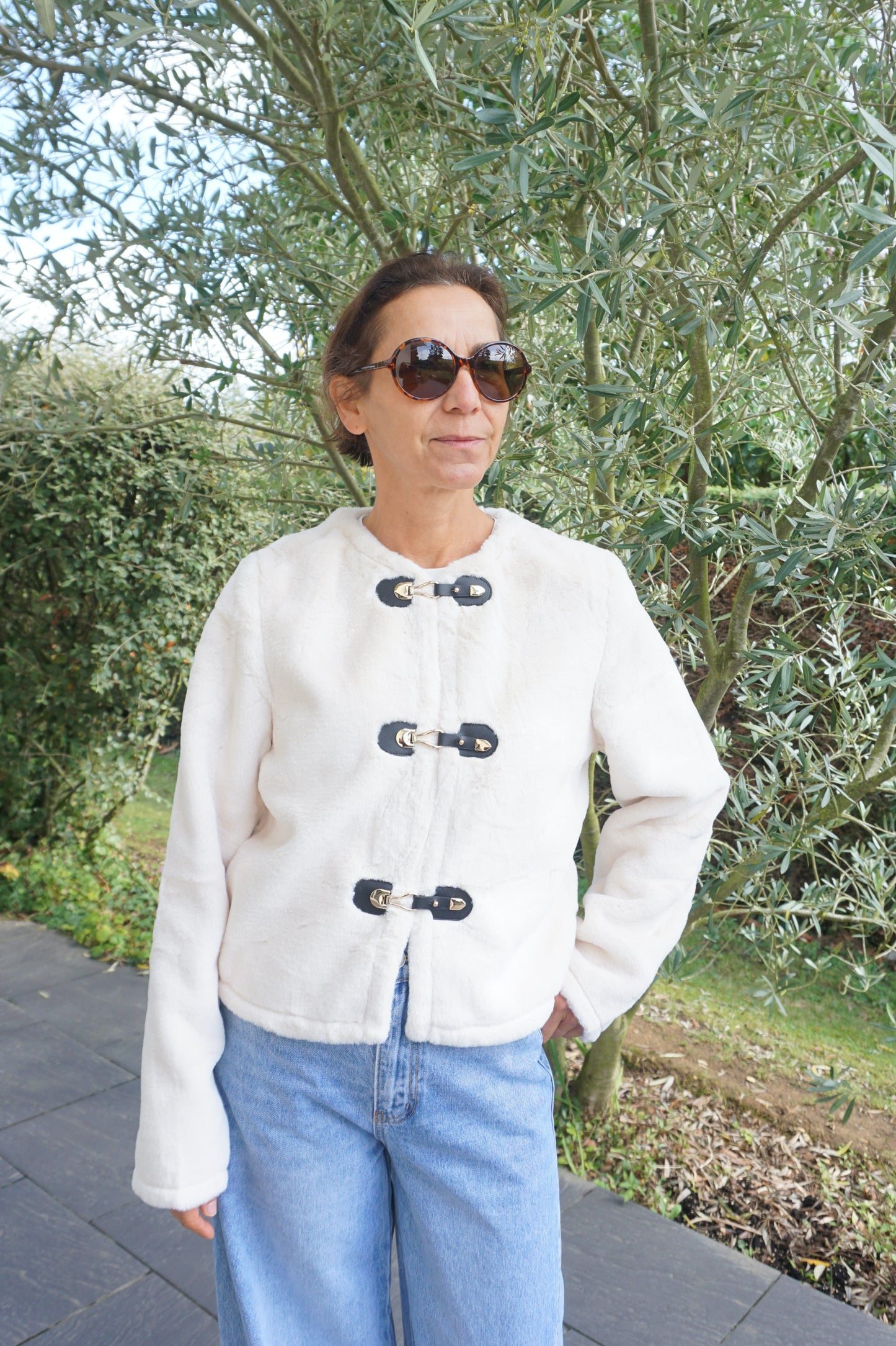 Veste à poils blancs et fermoirs dorés