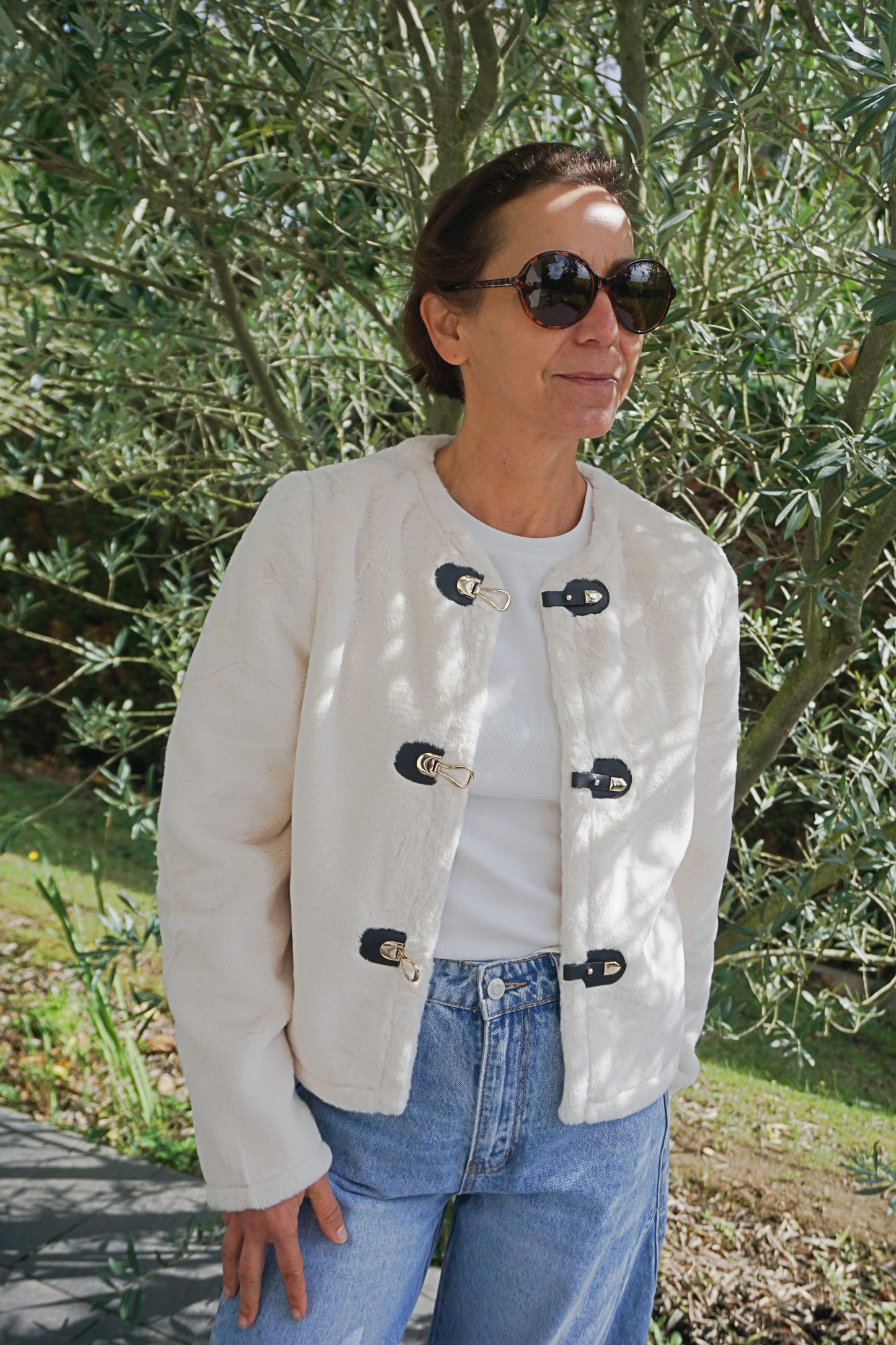 Veste à poils blancs et fermoirs dorés