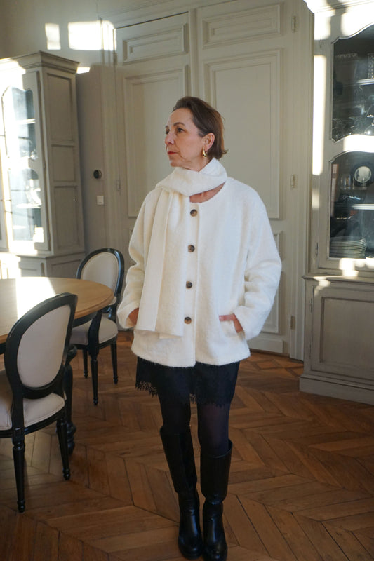 Veste blanche et écharpe