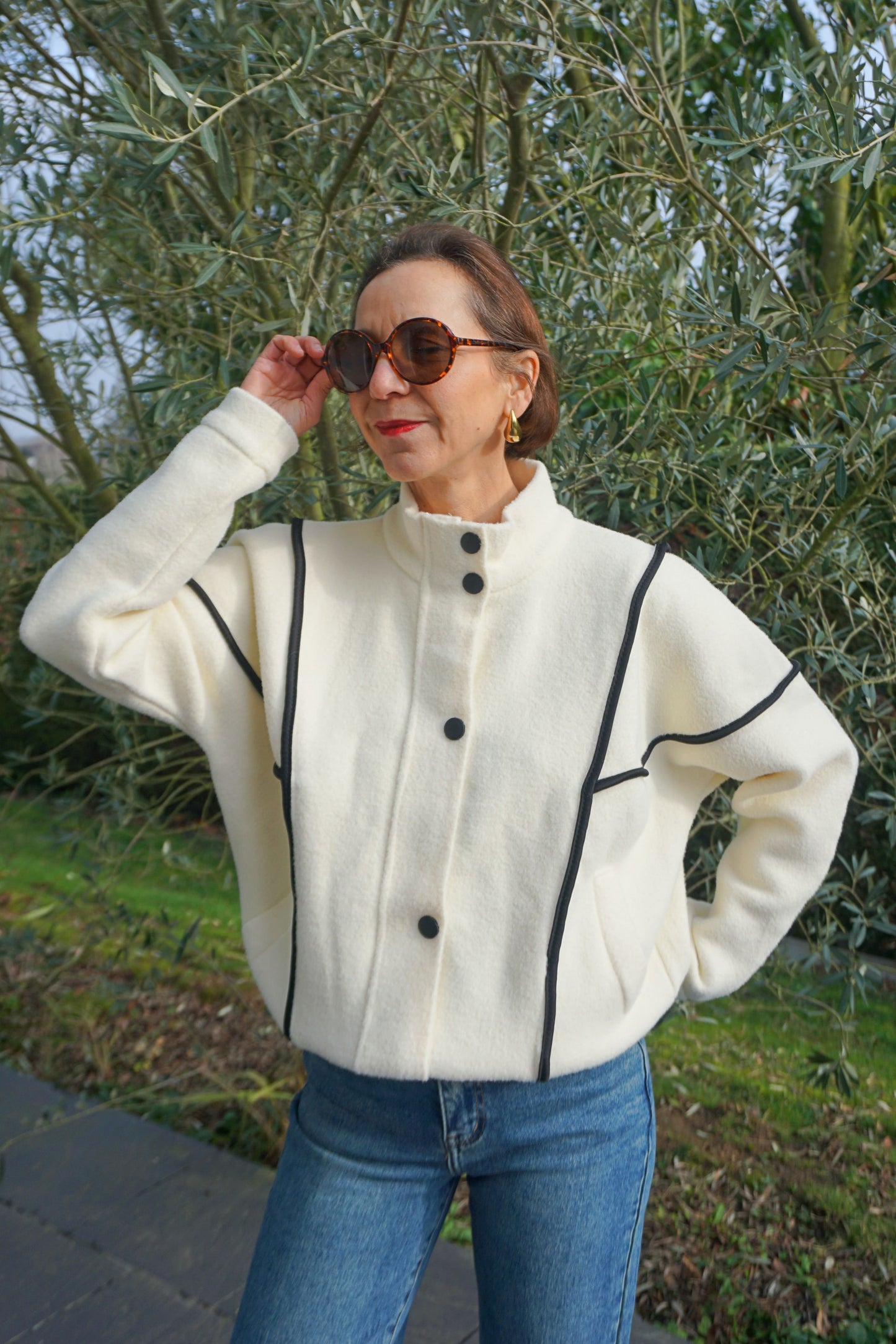 Veste col montant crème coutures noires