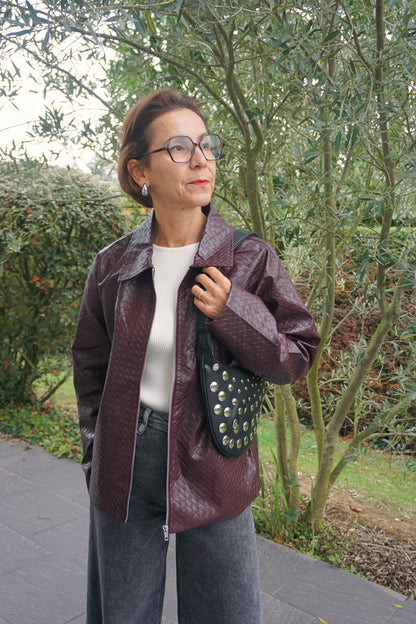 Veste en similicuir tressé aubergine