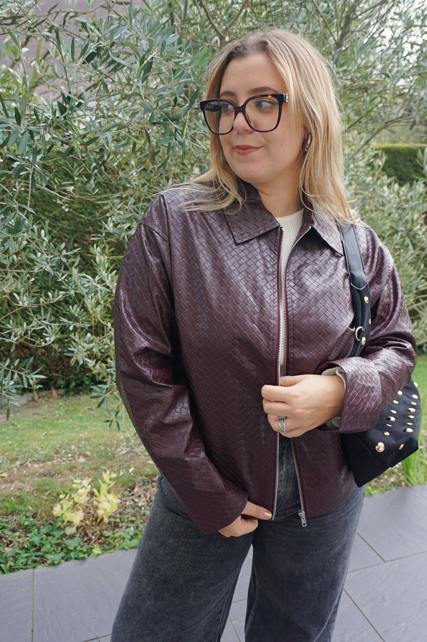 Veste en similicuir tressé aubergine