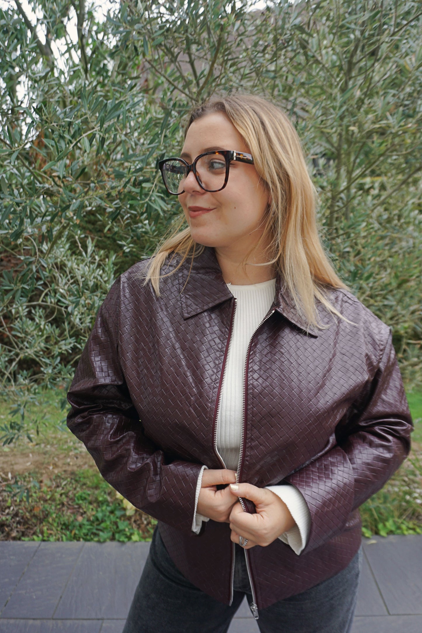 Veste en similicuir tressé aubergine