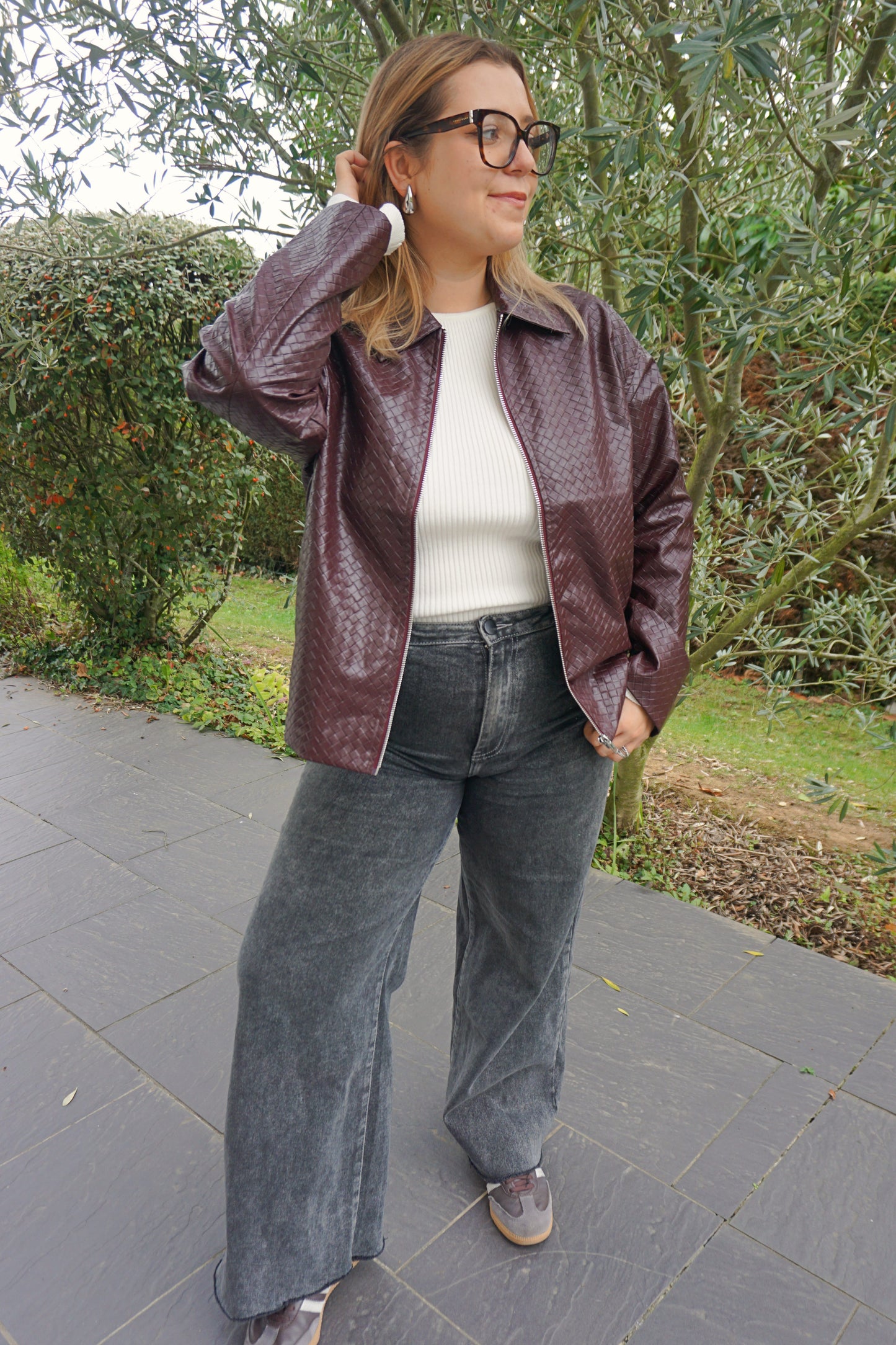 Veste en similicuir tressé aubergine