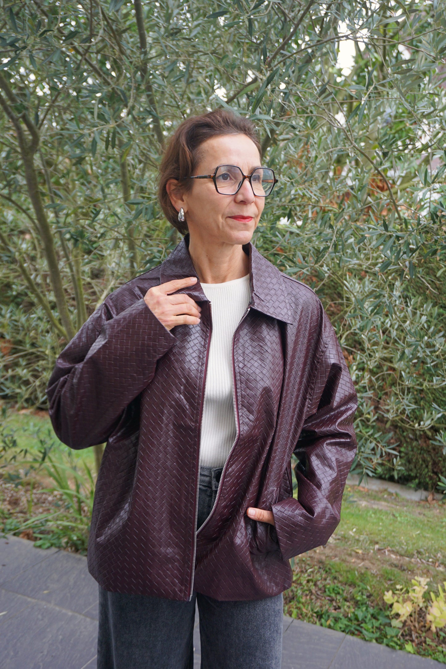 Veste en similicuir tressé aubergine