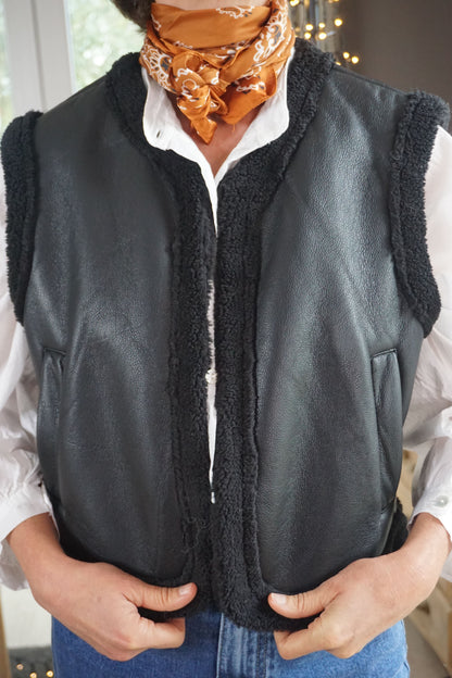 Veste sans manches similicuir moumoute noire