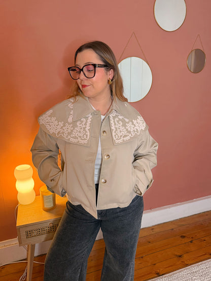 Veste trench beige col volant brodé