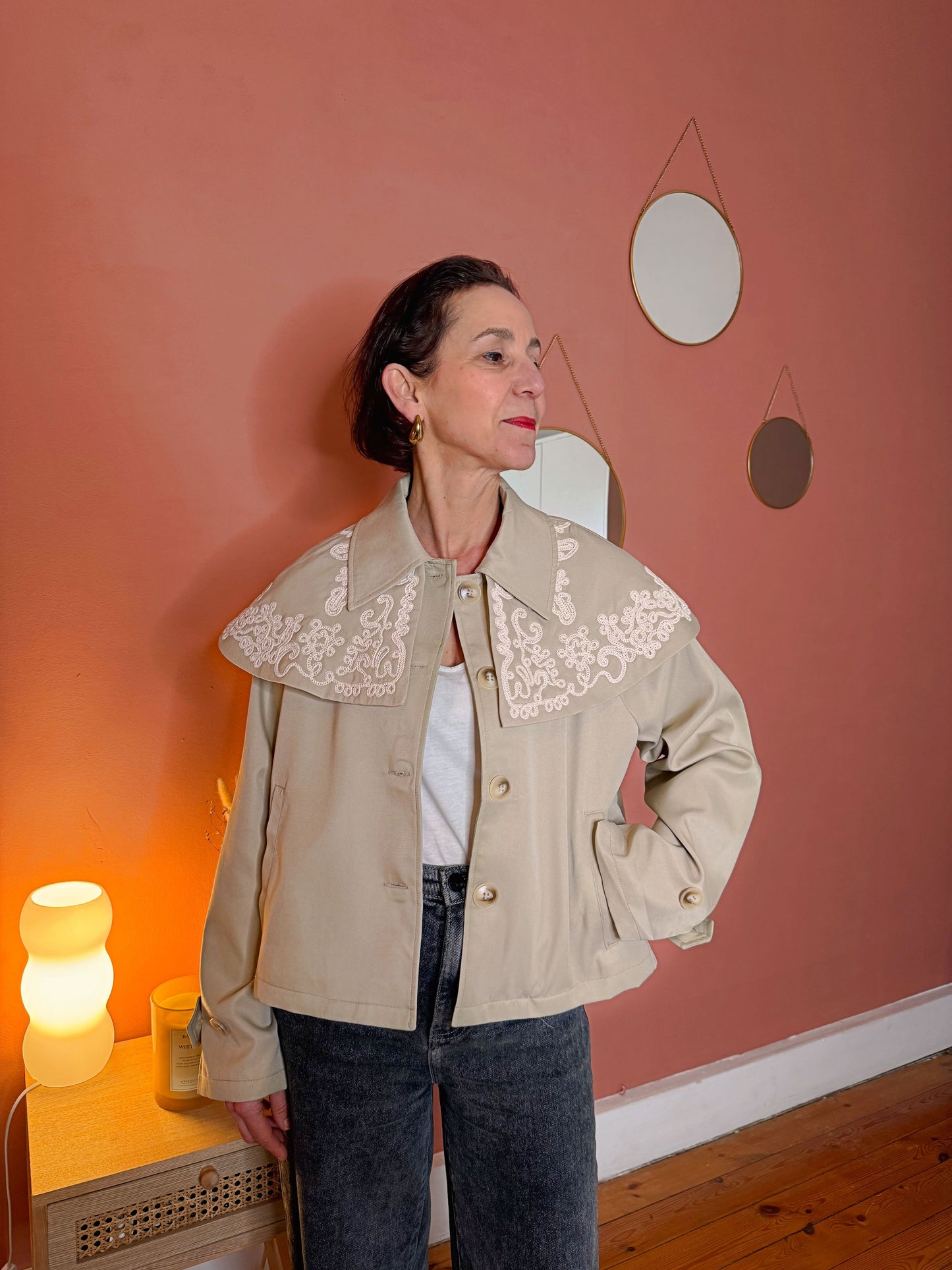 Veste trench beige col volant brodé