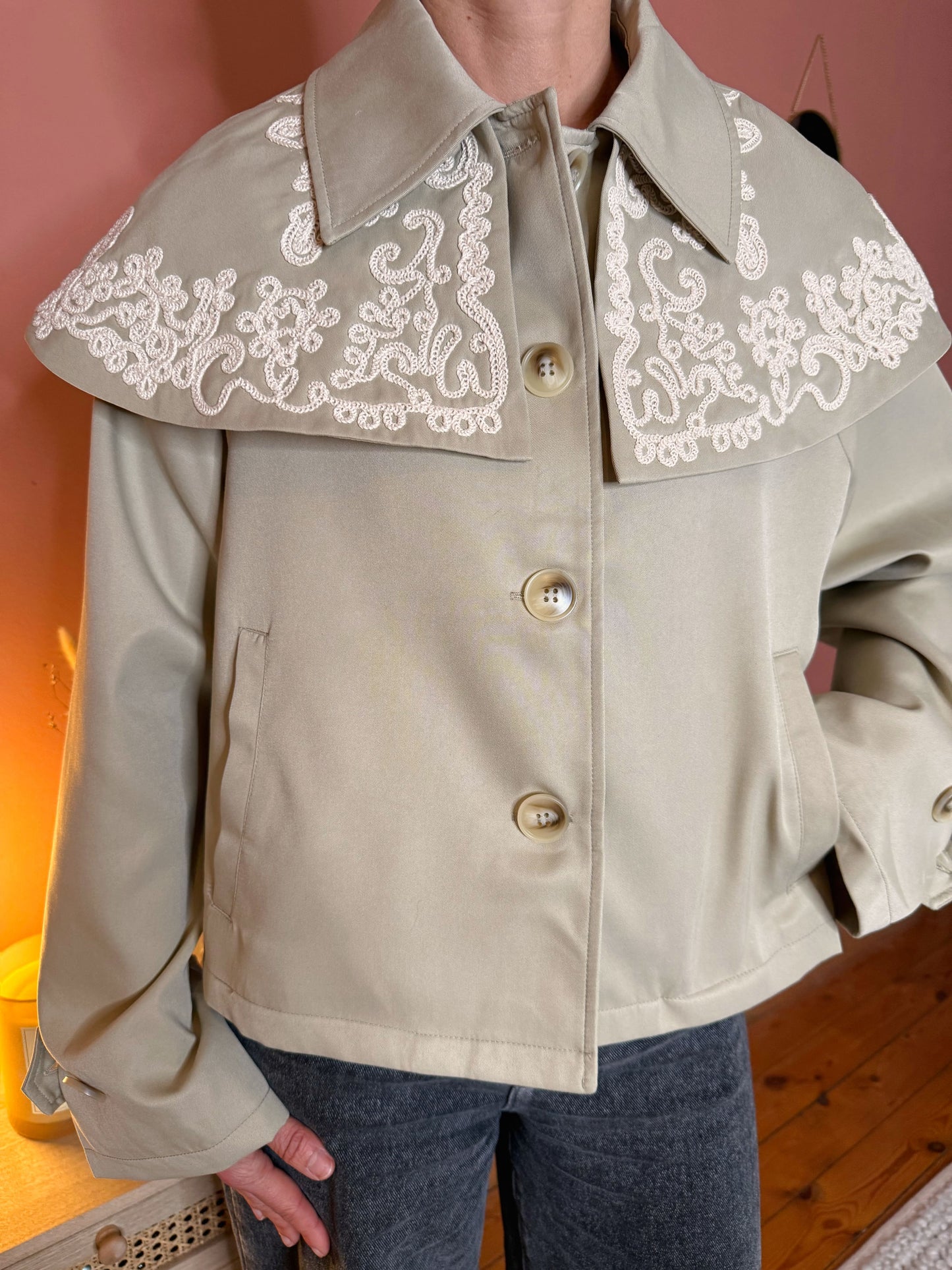 Veste trench beige col volant brodé