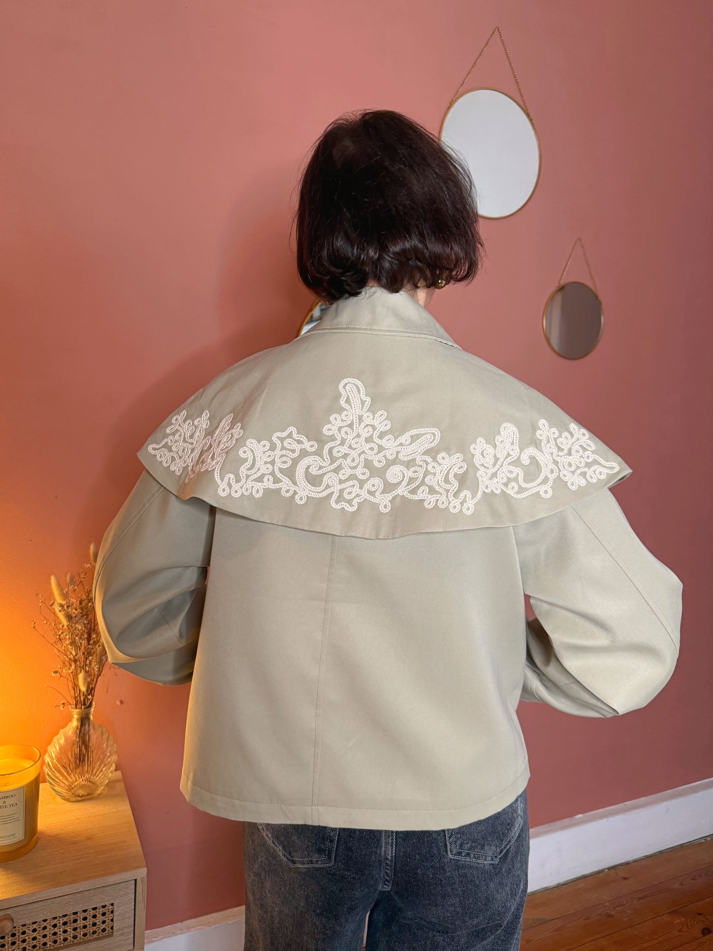 Veste trench beige col volant brodé